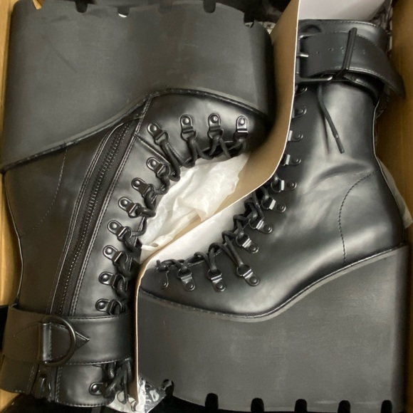 BLACK, Sizes 7us
Synthetic Upper EVA Sole
6" Heel
3" Platform
Never used. - Picture 4 of 4